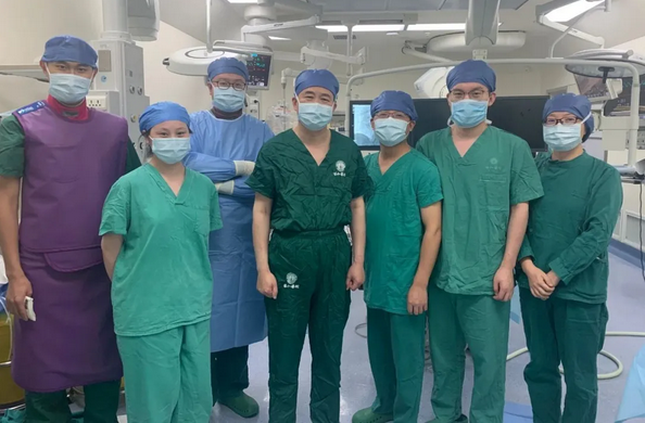 董念国团队顺利完成湖北首例新型干瓣预装全可回收TAVR系统NMPA临床研究植入